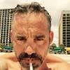 Nicholas Brendon a rajouté une photo de lui en train de fumer une cigarette à la plage sur son compte Twitter
