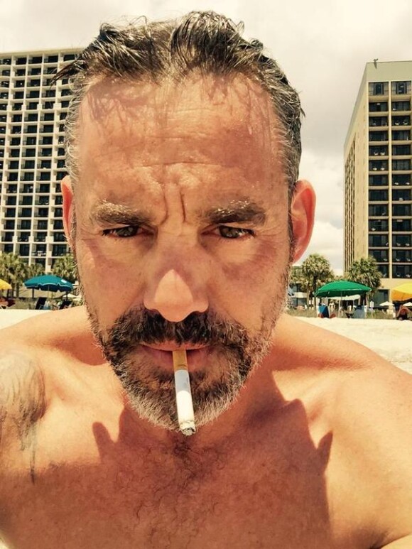 Nicholas Brendon a rajouté une photo de lui en train de fumer une cigarette à la plage sur son compte Twitter