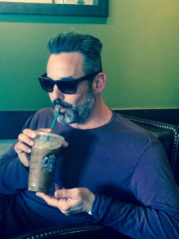 Nicholas Brendon a rajouté une photo de lui chez Starbucks sur son compte Twitter