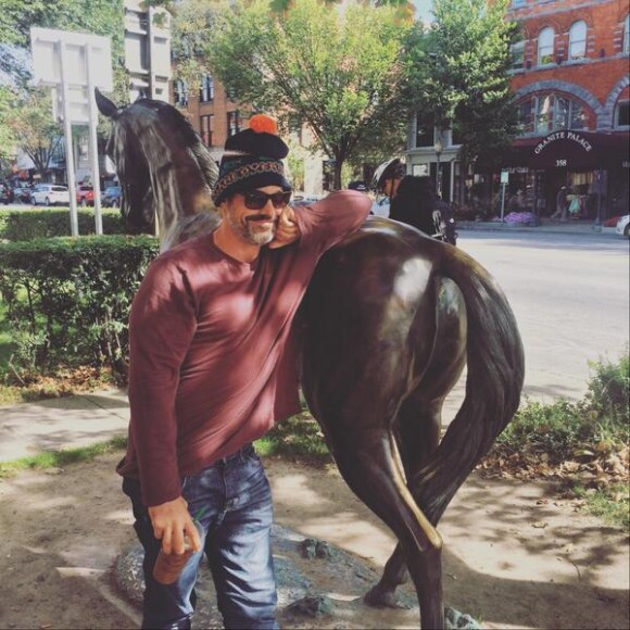 Nicholas Brendon a rajouté une photo de lui dans les rues de Saragota sur son compte Twitter