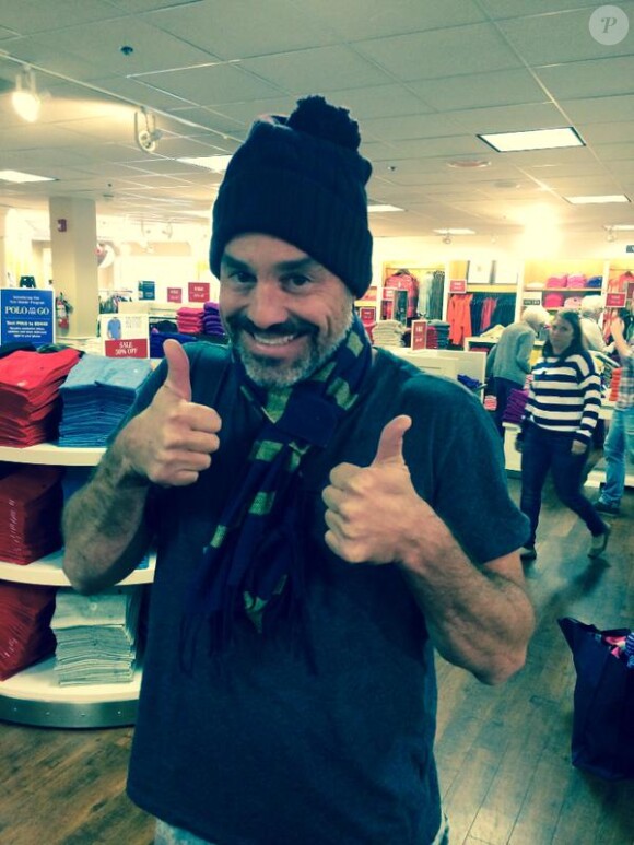 Nicholas Brendon a rajouté une photo de lui en train de faire les boutiques sur son compte Twitter