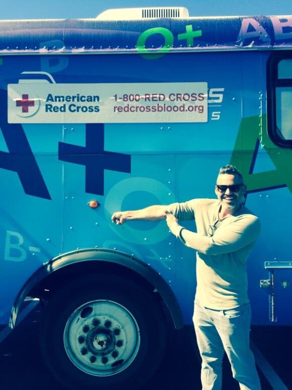 Nicholas Brendon a rajouté une photo de lui après avoir donné son sang sur son compte Twitter
