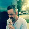 Nicholas Brendon a rajouté une photo de lui en train de manger une glace sur son compte Twitter