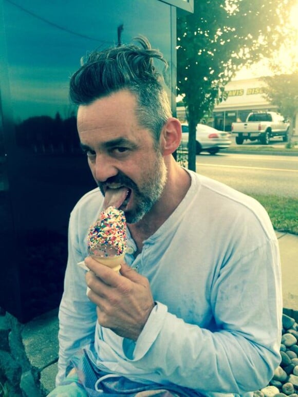 Nicholas Brendon a rajouté une photo de lui en train de manger une glace sur son compte Twitter