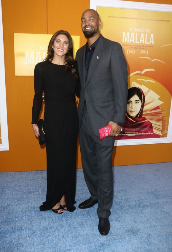 Hope Solo et son mari Jerramy Stevens à la première du biopic He named me Malala à New York, le 24 septembre 2015.