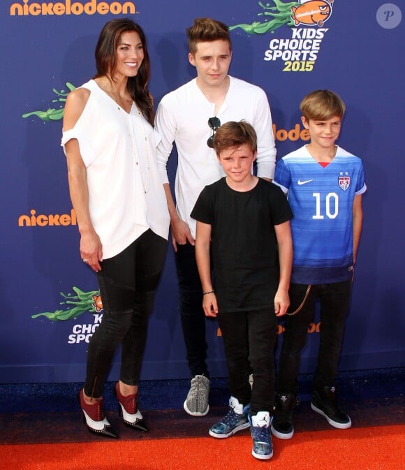 Hope Solo avec Brooklyn, Cruz et Romeo Beckham lors des Nickelodeon Kid's Choice Sports Awards à Westwood le 16 juillet 2015