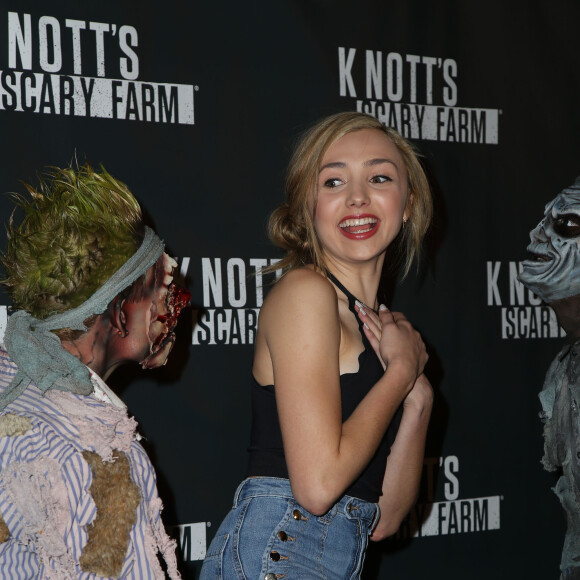 Peyton List - People lors de la présentation de "Knott's Scary Farm Black" à Buena Park, Los Angeles, le 1er octobre 2015.