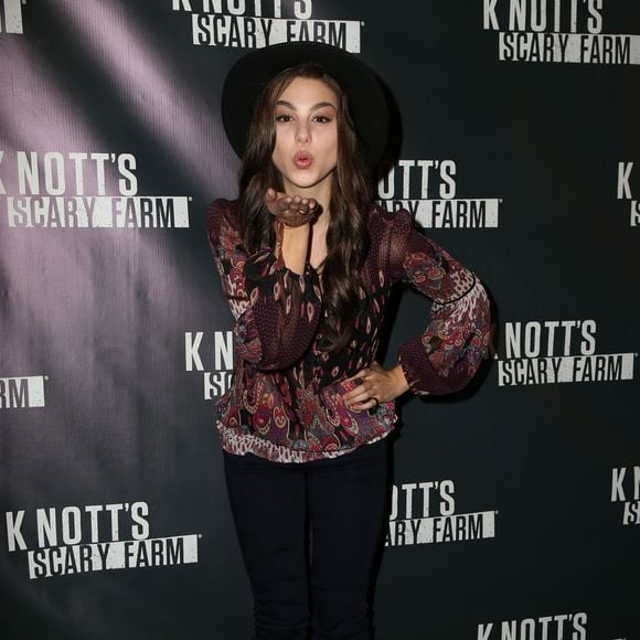 Kira Kosarin - People lors de la présentation de "Knott's Scary Farm Black" à Buena Park, Los Angeles, le 1er octobre 2015.
