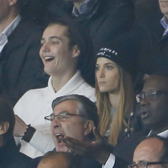 Louis Sarkozy et sa compagne Capucine Anav au Parc des Princes lors du match entre le Paris Saint-Germain et l'Olympique de Marseille, le 4 octobre 2015