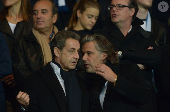 Nicolas Sarkozy et Vincent Labrune au Parc des Princes lors du match entre le Paris Saint-Germain et l'Olympique de Marseille, le 4 octobre 2015