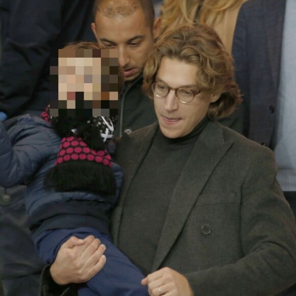 Jean Sarkozy et son fils Solal au Parc des Princes lors du match entre le Paris Saint-Germain et l'Olympique de Marseille, le 4 octobre 2015