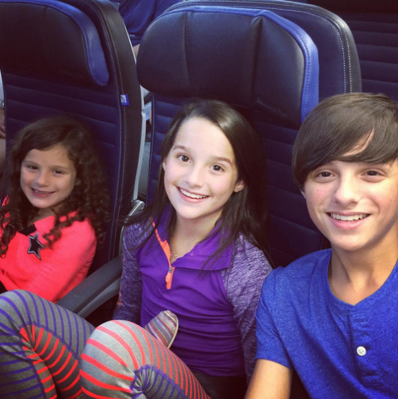 Caleb et ses soeurs Hayley et Annie Bratayley. Instagram, 2015.