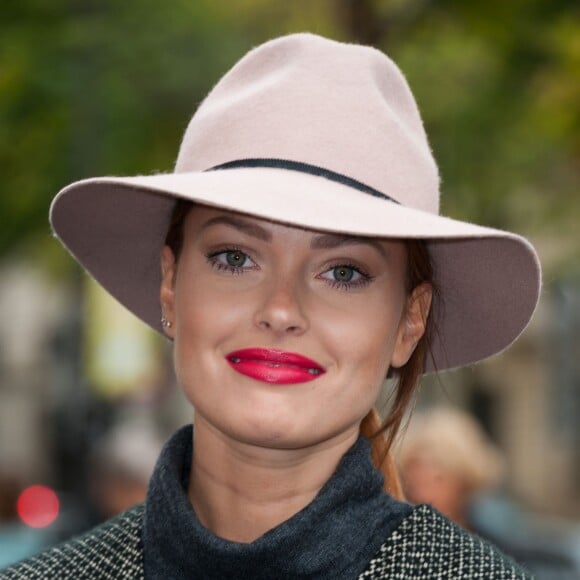 Caroline Receveur arrive au Palais de Tokyo pour assister au défilé agnès b. (collection printemps-été 2016). Paris, le 6 octobre 2015.