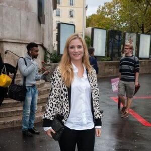 Natacha Régnier arrive au Palais de Tokyo pour assister au défilé agnès b. (collection printemps-été 2016). Paris, le 6 octobre 2015.