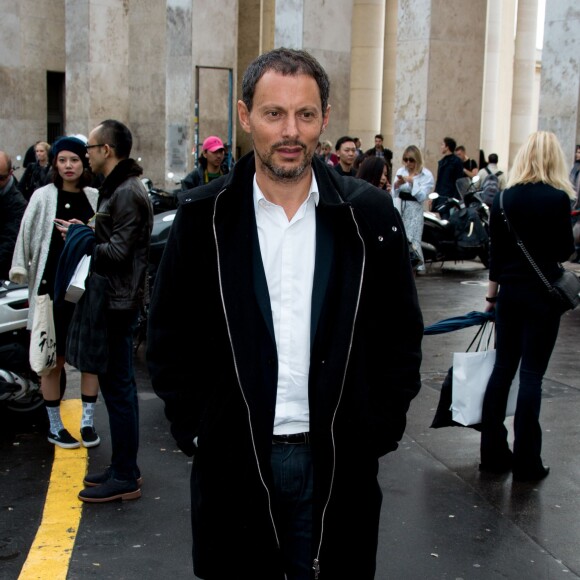 Marc-Olivier Fogiel arrive au Palais de Tokyo pour assister au défilé agnès b. (collection printemps-été 2016). Paris, le 6 octobre 2015.