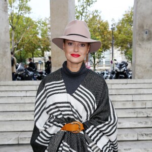 Caroline Receveur arrive au Palais de Tokyo pour assister au défilé agnès b. (collection printemps-été 2016). Paris, le 6 octobre 2015.