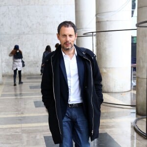 Marc-Olivier Fogiel arrive au Palais de Tokyo pour assister au défilé agnès b. (collection printemps-été 2016). Paris, le 6 octobre 2015.