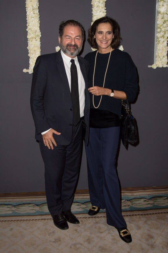 Inès de La Fressange et son compagnon Denis Olivennes assistent à la soirée des 30 ans de l'édition américaine du magazine Elle et des 70 ans d'Elle France à l'Ambassade des États-Unis. Paris, le 6 octobre 2015.