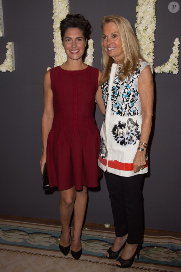 Alessandra Sublet et Jane D. Hartley (ambassadrice des Etats-Unis en France) assistent à la soirée des 30 ans de l'édition américaine du magazine Elle et des 70 ans d'Elle France à l'Ambassade des États-Unis. Paris, le 6 octobre 2015.