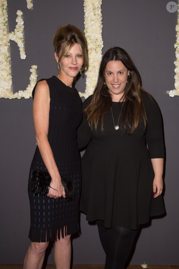 Robbie Myers (la rédactrice en chef du Elle US) et la créatrice Mary Katrantzou assistent à la soirée des 30 ans de l'édition américaine du magazine Elle et des 70 ans d'Elle France à l'Ambassade des États-Unis. Paris, le 6 octobre 2015.