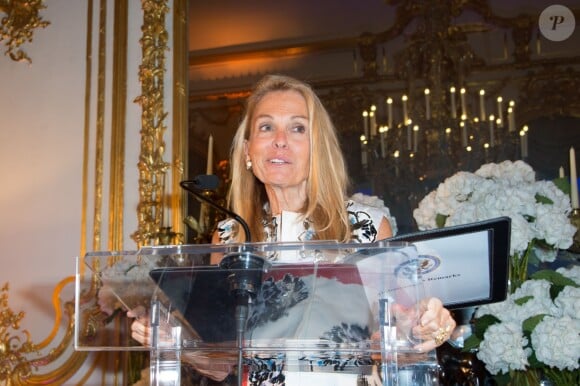 Jane D. Hartley (ambassadrice des Etats-Unis en France) assiste à la soirée des 30 ans de l'édition américaine du magazine Elle et des 70 ans d'Elle France à l'Ambassade des États-Unis. Paris, le 6 octobre 2015.