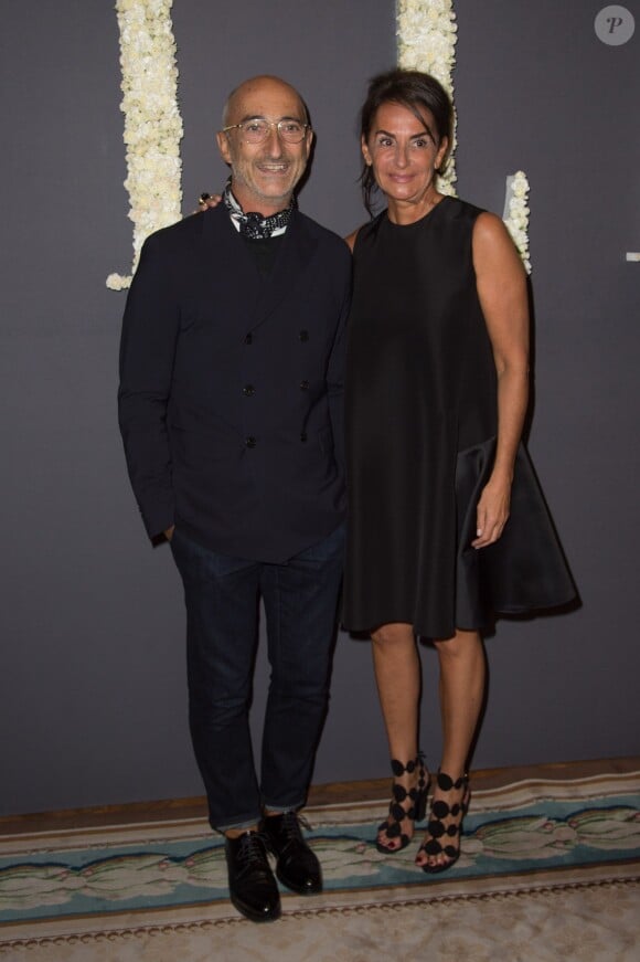 Pierre Hardy et Constance Benqué assistent à la soirée des 30 ans de l'édition américaine du magazine Elle et des 70 ans d'Elle France à l'Ambassade des États-Unis. Paris, le 6 octobre 2015.