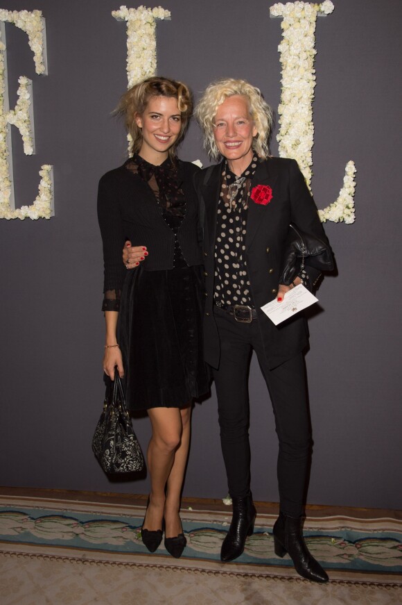 Ellen von Unwerth et sa fille assistent à la soirée des 30 ans de l'édition américaine du magazine Elle et des 70 ans d'Elle France à l'Ambassade des États-Unis. Paris, le 6 octobre 2015.