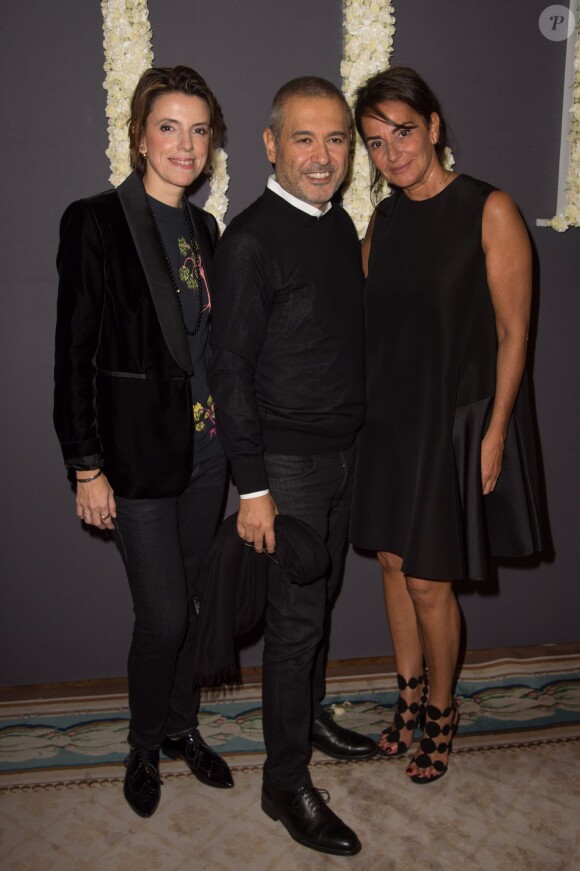 Françoise-Marie Santucci, Elie Saab et Constance Benqué assistent à la soirée des 30 ans de l'édition américaine du magazine Elle et des 70 ans d'Elle France à l'Ambassade des États-Unis. Paris, le 6 octobre 2015.