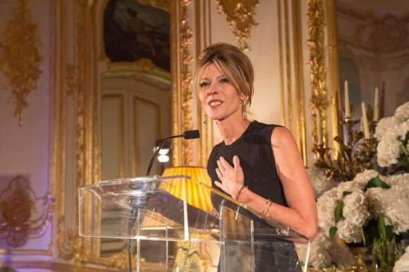 Robbie Myers (la rédactrice en chef du Elle US) assiste à la soirée des 30 ans de l'édition américaine du magazine Elle et des 70 ans d'Elle France à l'Ambassade des États-Unis. Paris, le 6 octobre 2015.