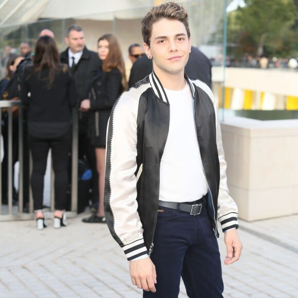 Xavier Dolan arrive à la Fondation Louis Vuitton pour assister au défilé Louis Vuitton (collection printemps-été 2016) Paris, le 7 octobre 2015.