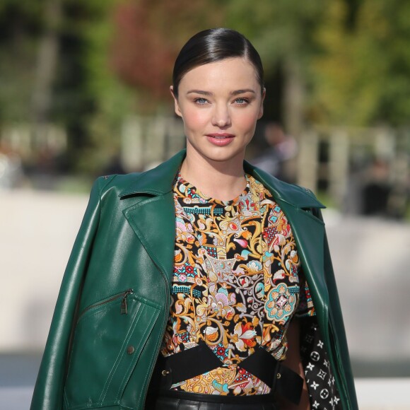 Miranda Kerr arrive à la Fondation Louis Vuitton pour assister au défilé Louis Vuitton (collection printemps-été 2016). Paris, le 7 octobre 2015.