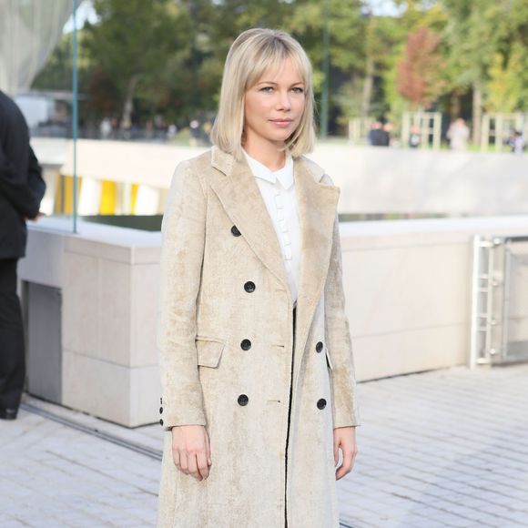 Michelle Williams arrive à la Fondation Louis Vuitton pour assister au défilé Louis Vuitton (collection printemps-été 2016) Paris, le 7 octobre 2015.