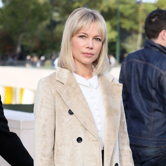 Michelle Williams arrive à la Fondation Louis Vuitton pour assister au défilé Louis Vuitton (collection printemps-été 2016) Paris, le 7 octobre 2015.