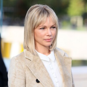 Michelle Williams arrive à la Fondation Louis Vuitton pour assister au défilé Louis Vuitton (collection printemps-été 2016) Paris, le 7 octobre 2015.