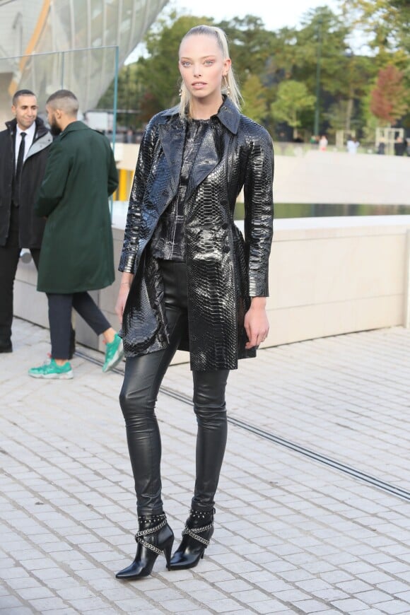 Le mannequin bélarusse Tanya Dziahileva arrive à la Fondation Louis Vuitton pour assister au défilé Louis Vuitton (collection printemps-été 2016) Paris, le 7 octobre 2015.