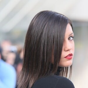 Adèle Exarchopoulos arrive à la Fondation Louis Vuitton pour assister au défilé Louis Vuitton (collection printemps-été 2016). Paris, le 7 octobre 2015.