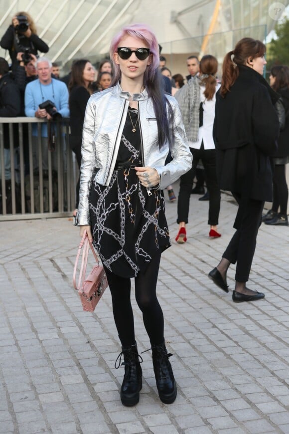 La chanteuse Grimes arrive à la Fondation Louis Vuitton pour assister au défilé Louis Vuitton (collection printemps-été 2016) Paris, le 7 octobre 2015.