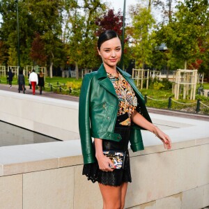 Miranda Kerr arrive à la Fondation Louis Vuitton pour assister au défilé Louis Vuitton (collection printemps-été 2016) Paris, le 7 octobre 2015.