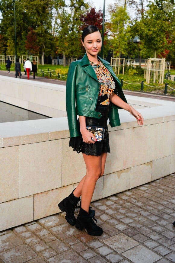 Miranda Kerr arrive à la Fondation Louis Vuitton pour assister au défilé Louis Vuitton (collection printemps-été 2016) Paris, le 7 octobre 2015.