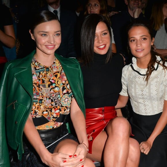 Miranda Kerr, Adèle Exarchopoulos et Alicia Vikander assistent au défilé Louis Vuitton (collection printemps-été 2016) à la Fondation Louis Vuitton. Paris, le 7 octobre 2015.