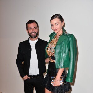 Nicolas Ghesquière et Miranda Kerr dans les coulisses du défilé Louis Vuitton (collection printemps-été 2016) à la Fondation Louis Vuitton. Paris, le 7 octobre 2015.