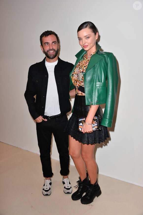 Nicolas Ghesquière et Miranda Kerr dans les coulisses du défilé Louis Vuitton (collection printemps-été 2016) à la Fondation Louis Vuitton. Paris, le 7 octobre 2015.