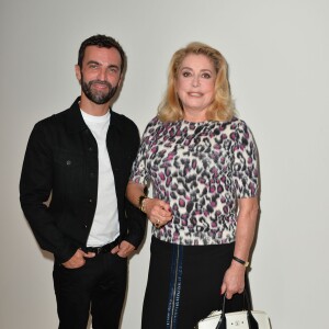 Nicolas Ghesquière et Catherine Deneuve dans les coulisses du défilé Louis Vuitton (collection printemps-été 2016) à la Fondation Louis Vuitton. Paris, le 7 octobre 2015.