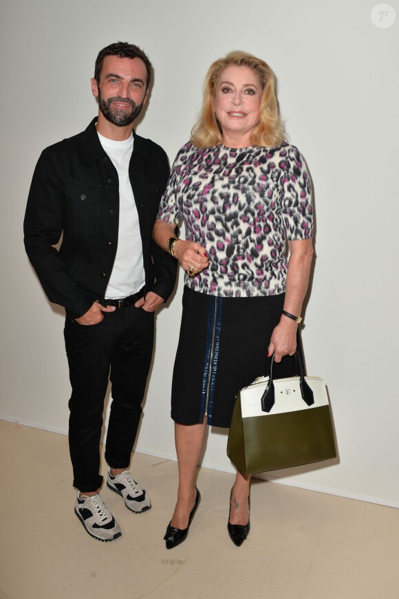 Nicolas Ghesquière et Catherine Deneuve dans les coulisses du défilé Louis Vuitton (collection printemps-été 2016) à la Fondation Louis Vuitton. Paris, le 7 octobre 2015.