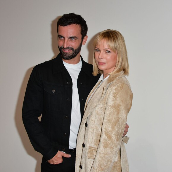 Nicolas Ghesquière et Michelle Williams dans les coulisses du défilé Louis Vuitton (collection printemps-été 2016) à la Fondation Louis Vuitton. Paris, le 7 octobre 2015.