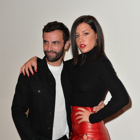 Nicolas Ghesquière et Adèle Exarchopoulos dans les coulisses du défilé Louis Vuitton (collection printemps-été 2016) à la Fondation Louis Vuitton. Paris, le 7 octobre 2015.