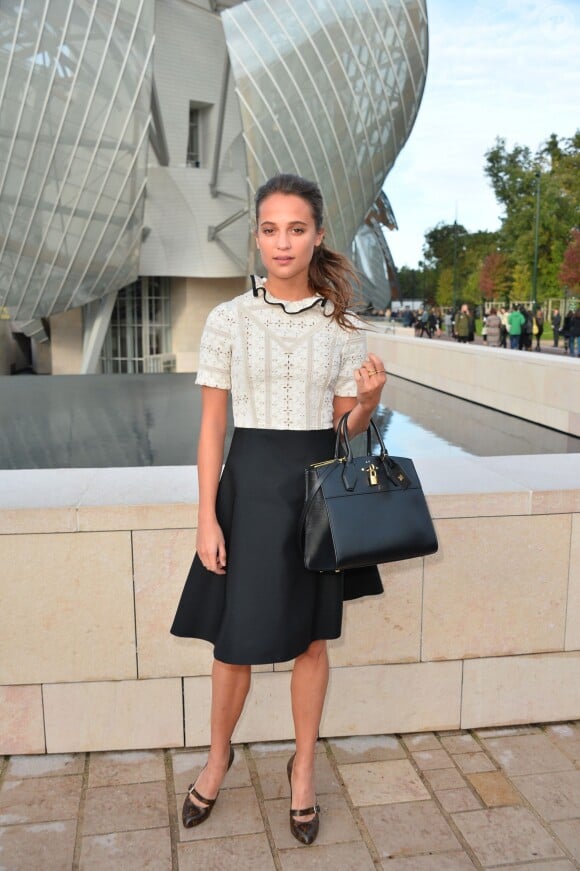 Alicia Vikander arrive à la Fondation Louis Vuitton pour assister au défilé Louis Vuitton (collection printemps-été 2016) Paris, le 7 octobre 2015.