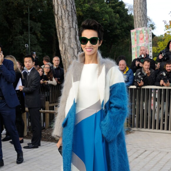 Farida Khelfa arrive à la Fondation Louis Vuitton pour assister au défilé Louis Vuitton (collection printemps-été 2016). Paris, le 7 octobre 2015.