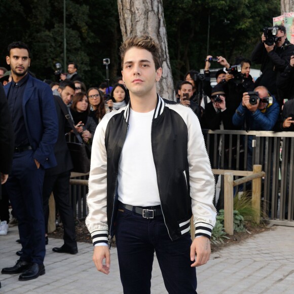 Xavier Dolan arrive à la Fondation Louis Vuitton pour assister au défilé Louis Vuitton (collection printemps-été 2016). Paris, le 7 octobre 2015.