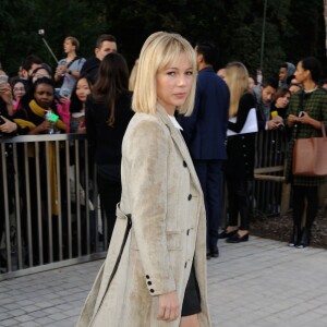 Michelle Williams arrive à la Fondation Louis Vuitton pour assister au défilé Louis Vuitton (collection printemps-été 2016). Paris, le 7 octobre 2015.